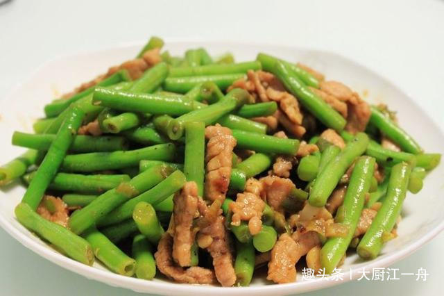 清炒豆角|炒豆角时,先放油就错了!大厨教你这样做,豆角翠绿鲜香更入味