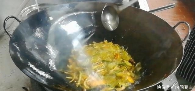  烧鸡|淮扬菜大厨改良员工餐将香菇烧鸡这么做，鲜香微辣，开胃下饭