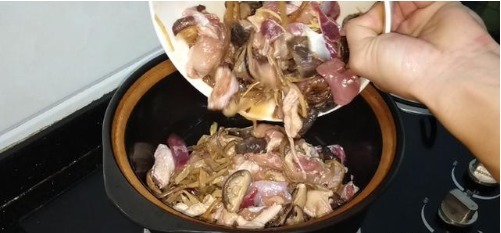 香菇和黄花|这样做一锅才开胃,不加一滴水,10分钟出锅,喷香下饭