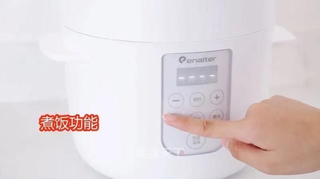 切成|这样做鸡爪真的太好吃了,越吃越上头!你们一定要试试看!