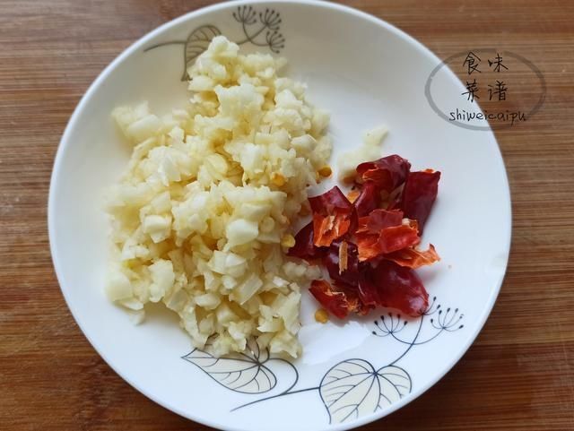  春天|春天碰到这野菜别犹豫，我一买就是20斤，营养价值高，常吃身体好