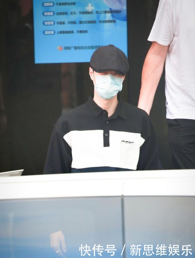来自|王一博结束《天天向上》录制下班 来自靓仔的心动狙击注视