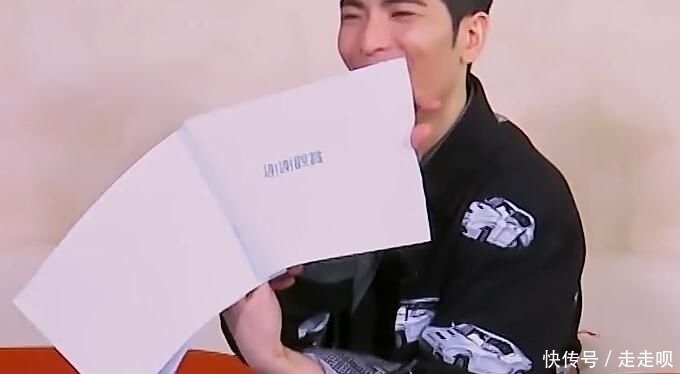 女生|王俊凯主动关心受伤的女生,酸了