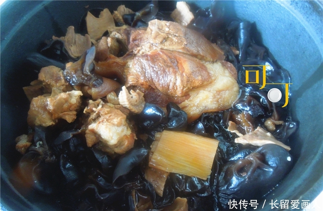 步骤|肉香满溢的蹄髈烧法,笋干和木耳更受欢迎,炖一锅一家人吃两餐