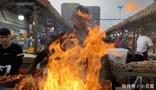 表白|他把烧烤做到了极致,老外“打飞的”来吃,粉丝抢着排队“表白”