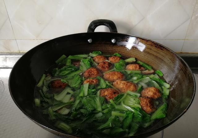 小青菜|鲜香鹌鹑蛋肉圆香菇青菜面,荤素搭配,十分好吃,热乎乎暖胃!