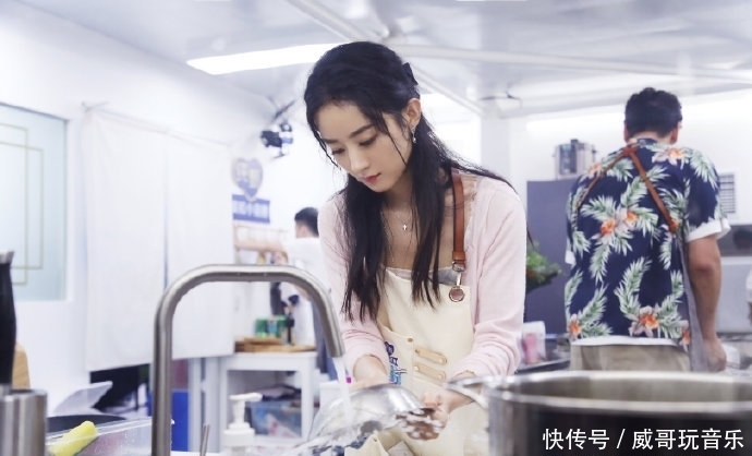  甜美|赵丽颖录制《中餐厅》，穿粉色针织衫少女感十足，甜美又减龄