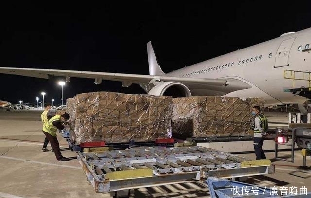 便宜|中国游客在澳洲吃龙虾,给了600块刚想离开,却被澳洲老板喊住