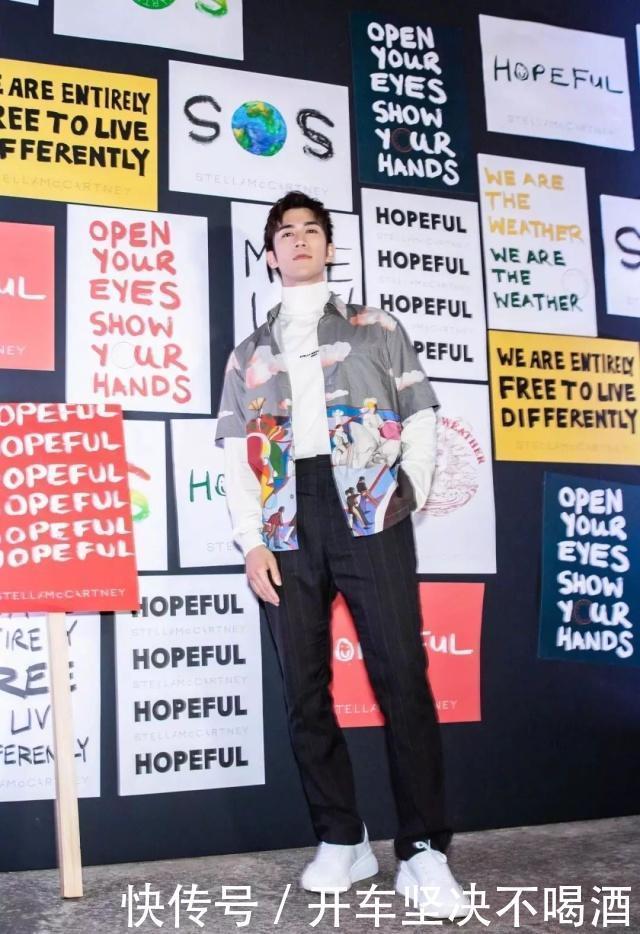 喜欢|明星都喜欢的印花衬衫,怎样穿才能保持衣品这些小细节不能忽视