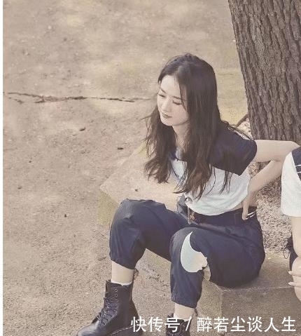  坐在|赵丽颖录制《中餐厅》体力不支，单独坐在树下好心疼