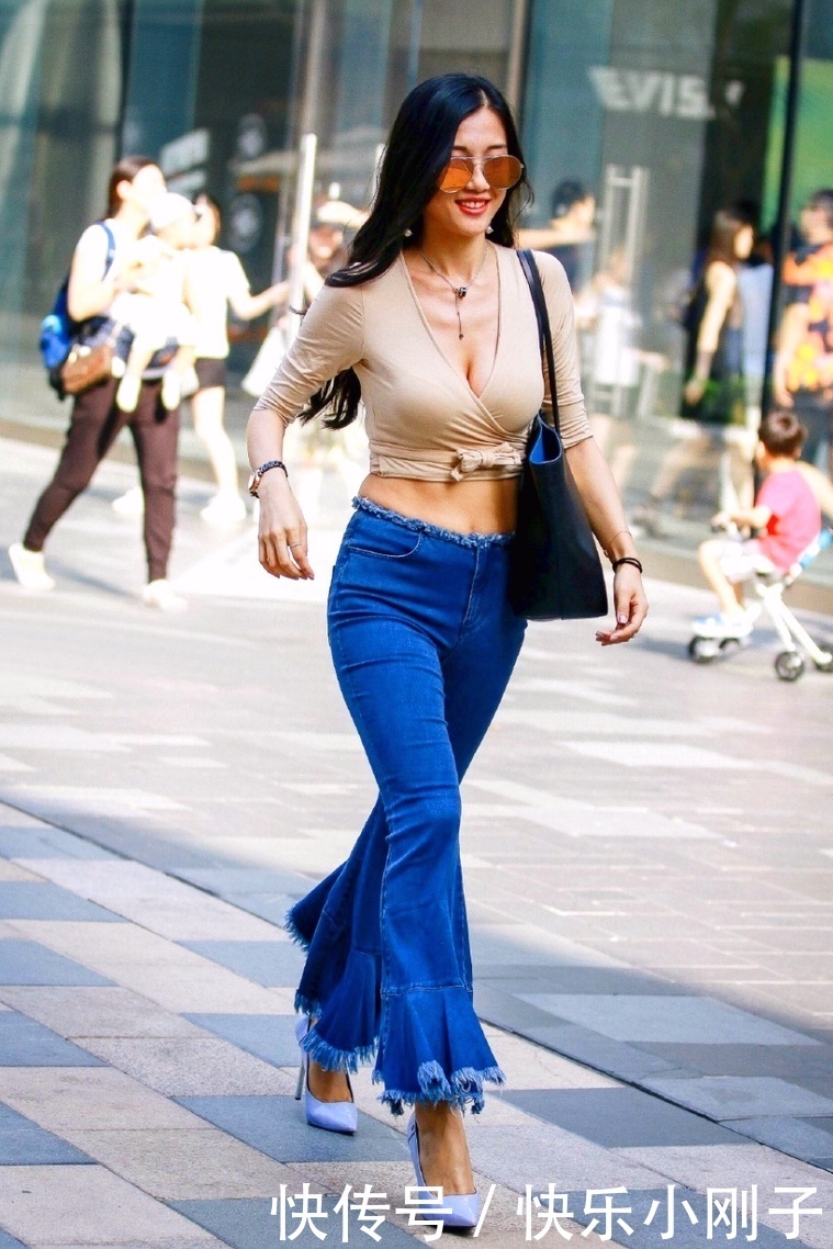 活力|日常装扮选择修身牛仔裤,活力四射,彰显魅力与优势!