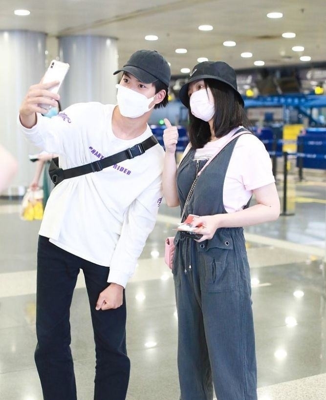 颜值|粉丝颜值太高!柳岩穿背带裤可可爱爱 获帅哥求合影温柔配合