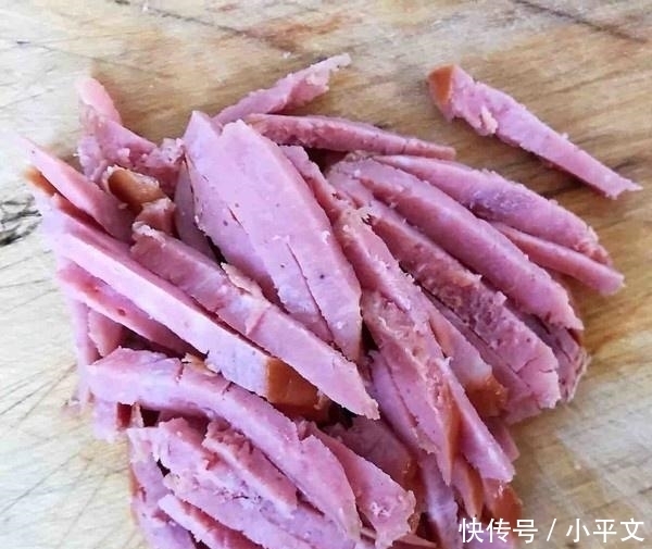 有害|遇见这种面条别买,可能是“甲醛面条”对身体有害,抓紧告诉家人