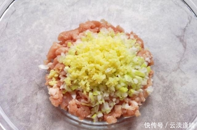 面条|秋季吃面条不如吃饺子，香菇与虾仁搭配在一起，鲜香可口