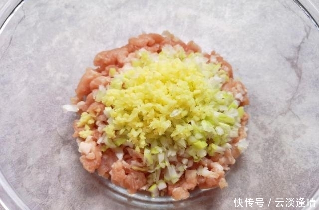 面条|秋季吃面条不如吃饺子,香菇与虾仁搭配在一起,鲜香可口