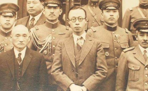 宝贝|溥仪重回故宫参观,从龙椅下拿出一个东西,激动道:这是我的宝贝