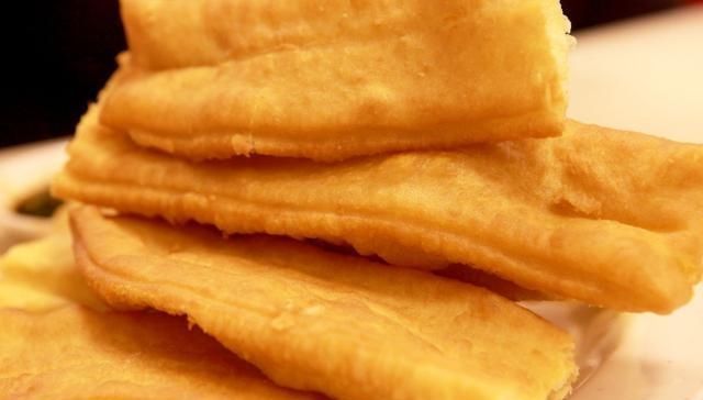 能炸|怎样能炸出美味的油条大厨透漏,学会3步,有面粉就能炸出油条