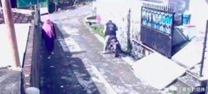 不对劲|男子抢到女子的包后幸灾乐祸,却发现不对劲,回来后让他悔恨不已