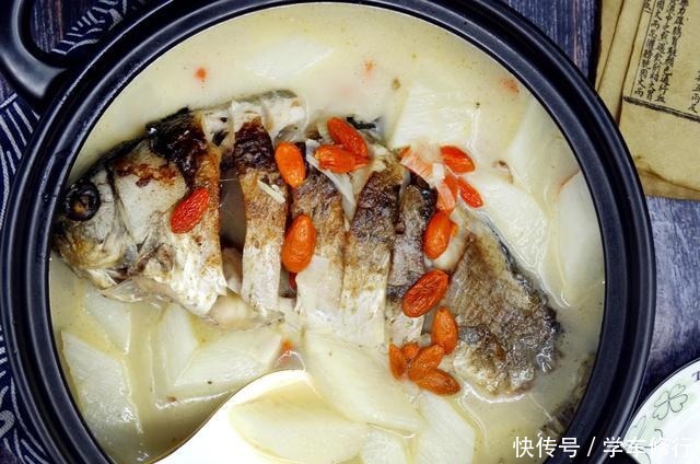 白色|煮鱼汤时,最忌直接加水炖,多加这一步,鱼汤奶白色特别鲜