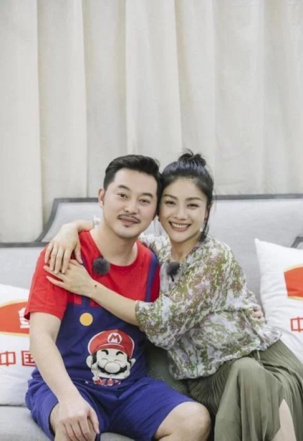 粉色|胡可穿粉色印花裙配蝎子辫,亮相《妻子4》,化身“大力美少女”