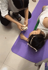 GIF|搞笑GIF:说出来你们可能不信,刚刚比赛中我输给了一辆面包车