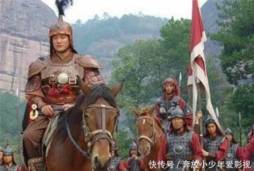  百姓|将军打胜仗归来，全城百姓出城迎接，他挥着手笑着