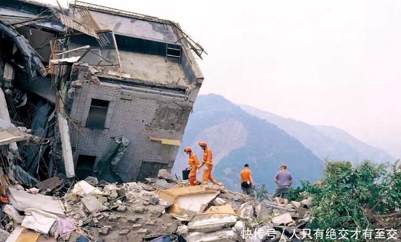  救援人员|当初汶川地震，那个想喝冰可乐的男孩，后因重伤截肢，过得如何