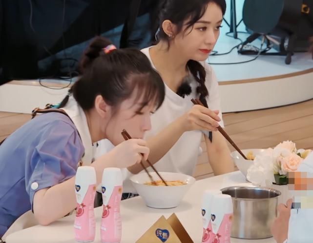 赵丽颖|赵丽颖李浩菲吃面条,看清两人的吃相,女明星和艺人差距一目了然