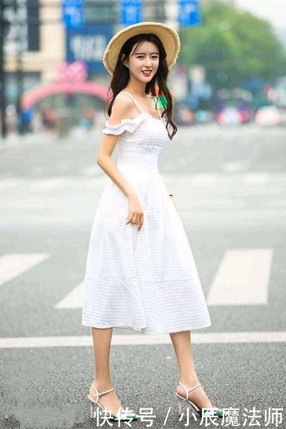  小姐姐|路人街拍，小姐姐优雅靓丽，穿黑色的修身背心，凸显好身材