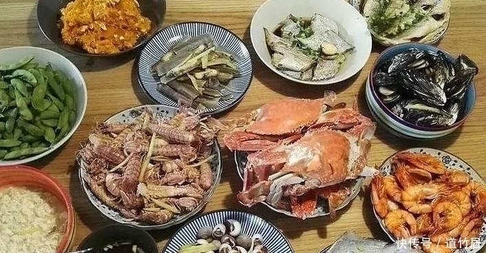 上桌|大姨一家人都不吃肉,一个月伙食费却2000多,饭菜上桌我明白了