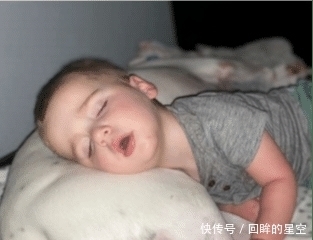 睡觉|婴儿半夜撒娇抱小被子找大狗睡觉,这就是养狗的好处!