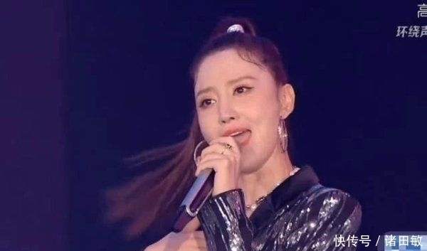 二人|张月张萌合体唱歌,镜头扫过二人脸蛋,确定张萌才是“姐姐”?