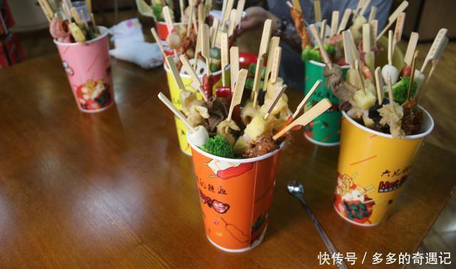 杯子|串串饮料傻傻分不清楚老板摆摊用特制杯子,一次就卖两种东西