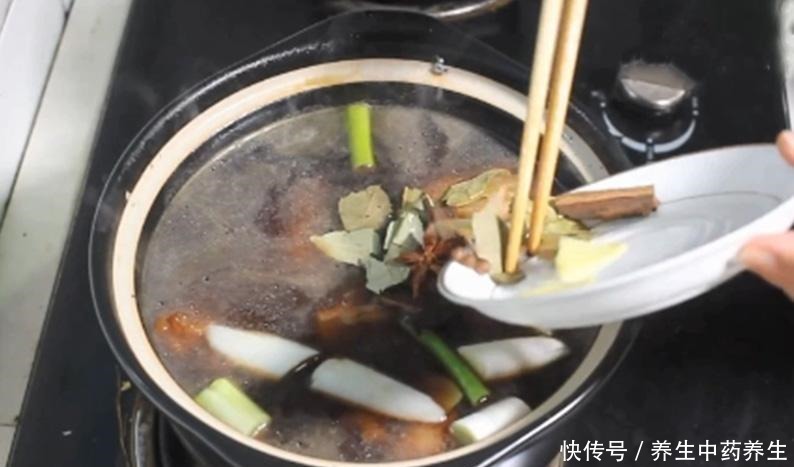 好吃|秋天,这道家常菜要多吃,胶原多多,炖一炖就上桌,入味又好吃