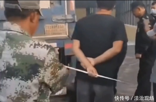 身亡|一男子当街被捅3刀，跪在共享单车旁身亡，疑与瓜贩争地盘所致！