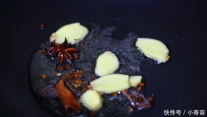 汤汁|土豆炖排骨,这样做,半小时轻轻松松出锅,好吃得连汤汁都不剩