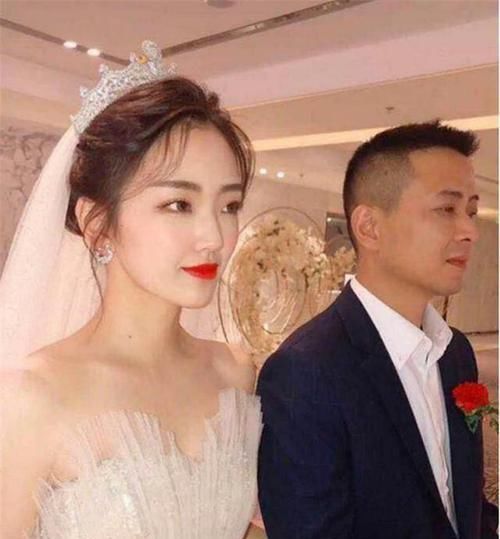 误认为|“高颜值岳父”走红，新娘父亲被误认为新郎，新娘：这是我亲爸