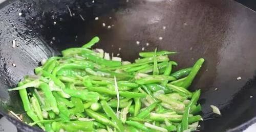 秘制|草鱼别做老一套了,淋上2个鸡蛋液,秘制一做,不吃撑都不停嘴