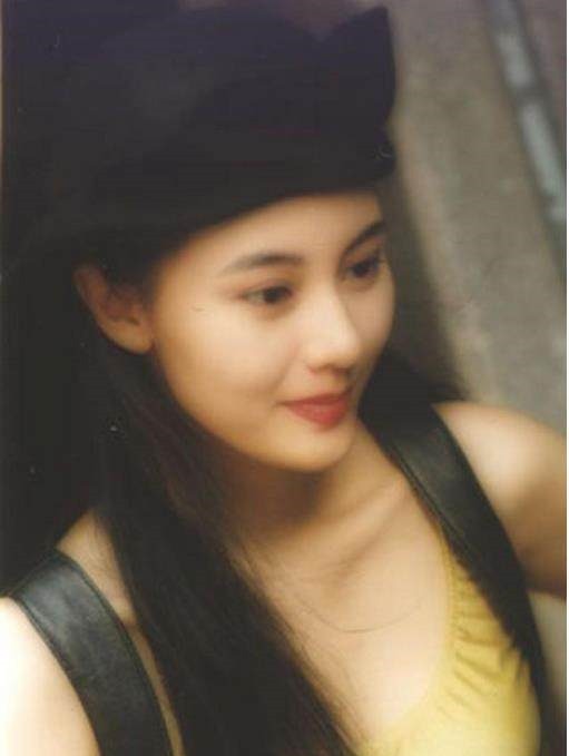  李嘉诚|她不顾家人反对执着下嫁于他，离奇过世后丈夫竟为她盖了一栋楼