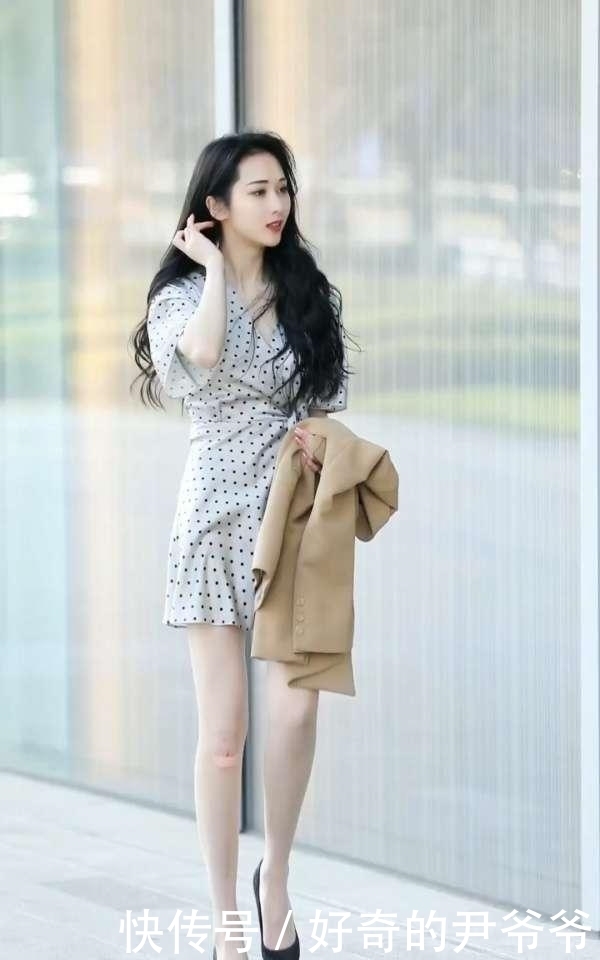 驼色|甜美波点裙,搭配驼色风衣,尽显独特女人味
