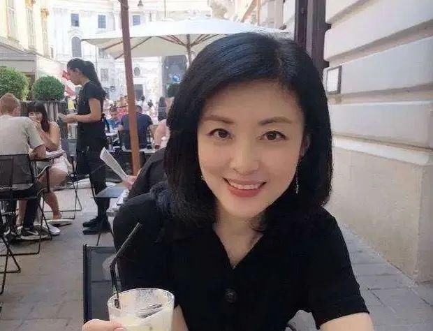 告别|曾是央视“最美”主持人挤掉倪萍,斗过董卿却突然告别央视