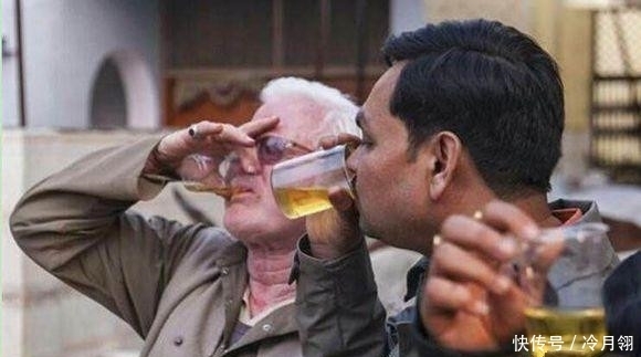 赞不绝口|印度男子卖牛尿每年获利百万,人们喝了之后赞不绝口