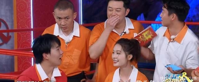 领口|李沁发现领口太大,被男嘉宾围着时救场方式堪比教科书,难怪会火