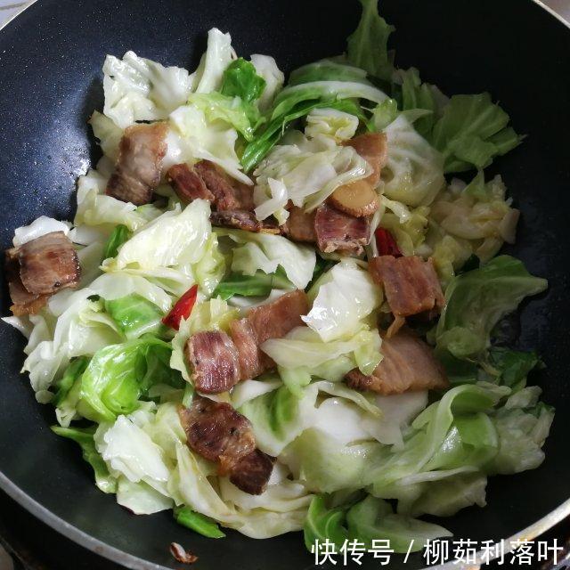 微辣|包菜炒回锅肉，肉香菜鲜，微辣可口