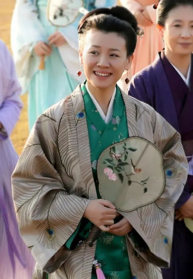 嫁入|26岁获得影后,北影校花,却遭大23岁导演抛弃,今嫁入豪门成赢家