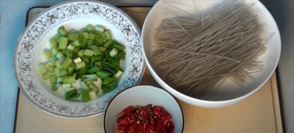 入味|豆芽炒粉条,地道家常菜,教你一个小技巧,豆芽入味,越嚼越香