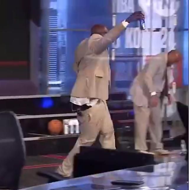 激动|奥尼尔巴克利玩啤酒挑战，巴克利被啤酒呲一身，奥胖一激动裤子掉了