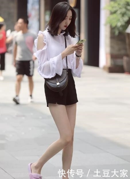 小姐姐|街拍:图三穿黑色超短裤的小姐姐,一双大长腿惹眼球!