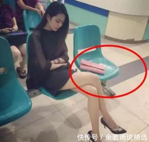 收拾|妹子,放假也不和你闺蜜出去玩,旁边桌子上是什么,也不收拾下