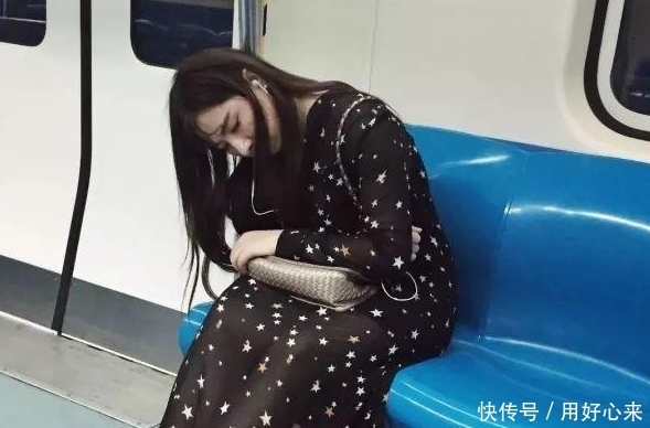下车|女子坐公交睡着了,下车后总感觉不对劲,捋了一下头发后马上报警